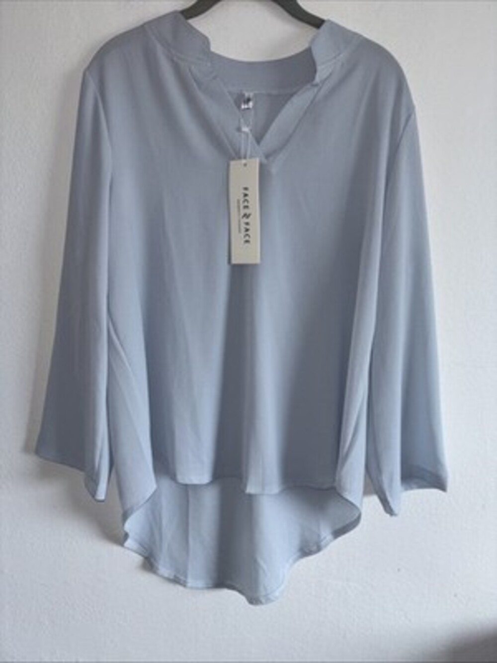 Face To Face Womens Hi Lo Blue V Neck Blouse Top Size M NEW